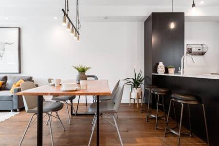 Sleek Condo In The Heart Of Little Italy By Den Stays Монреал Екстериор снимка