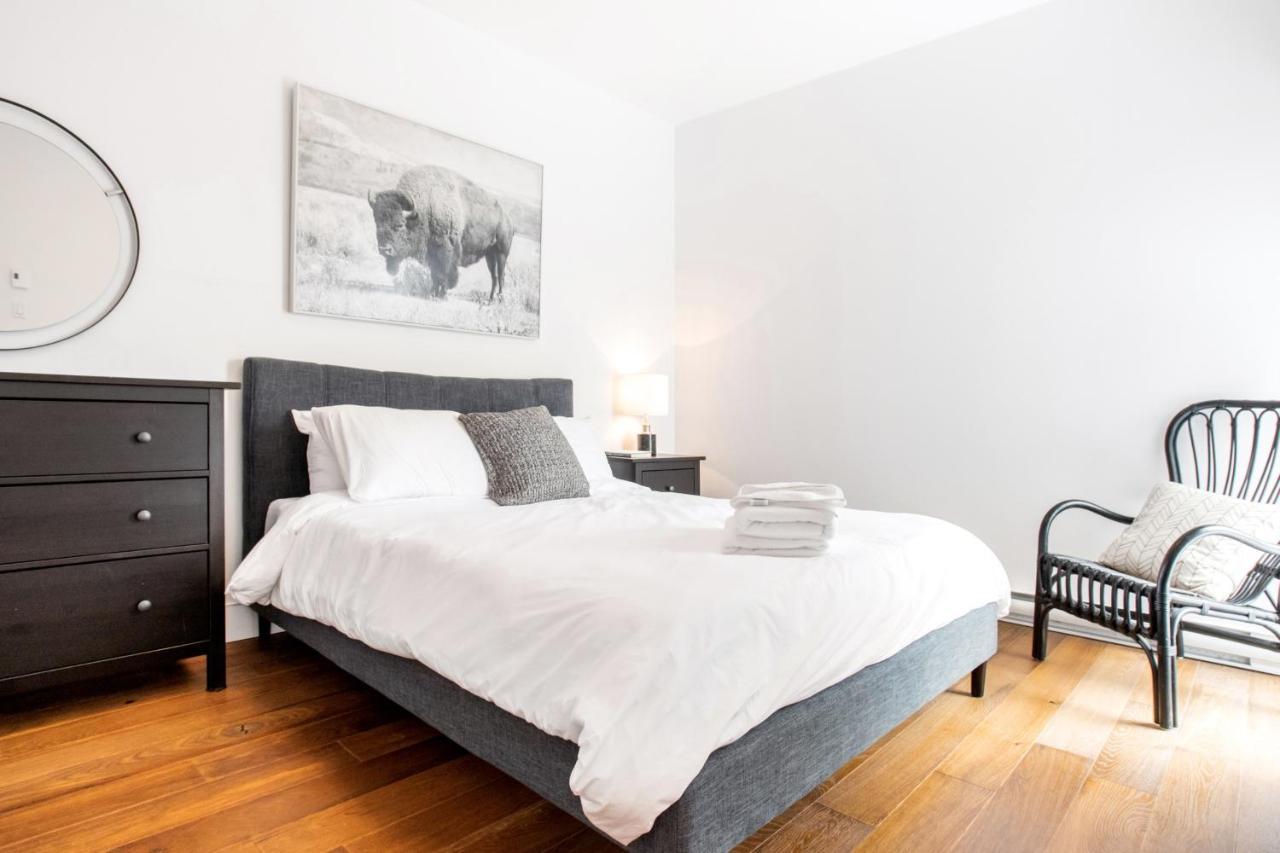 Sleek Condo In The Heart Of Little Italy By Den Stays Монреал Стая снимка