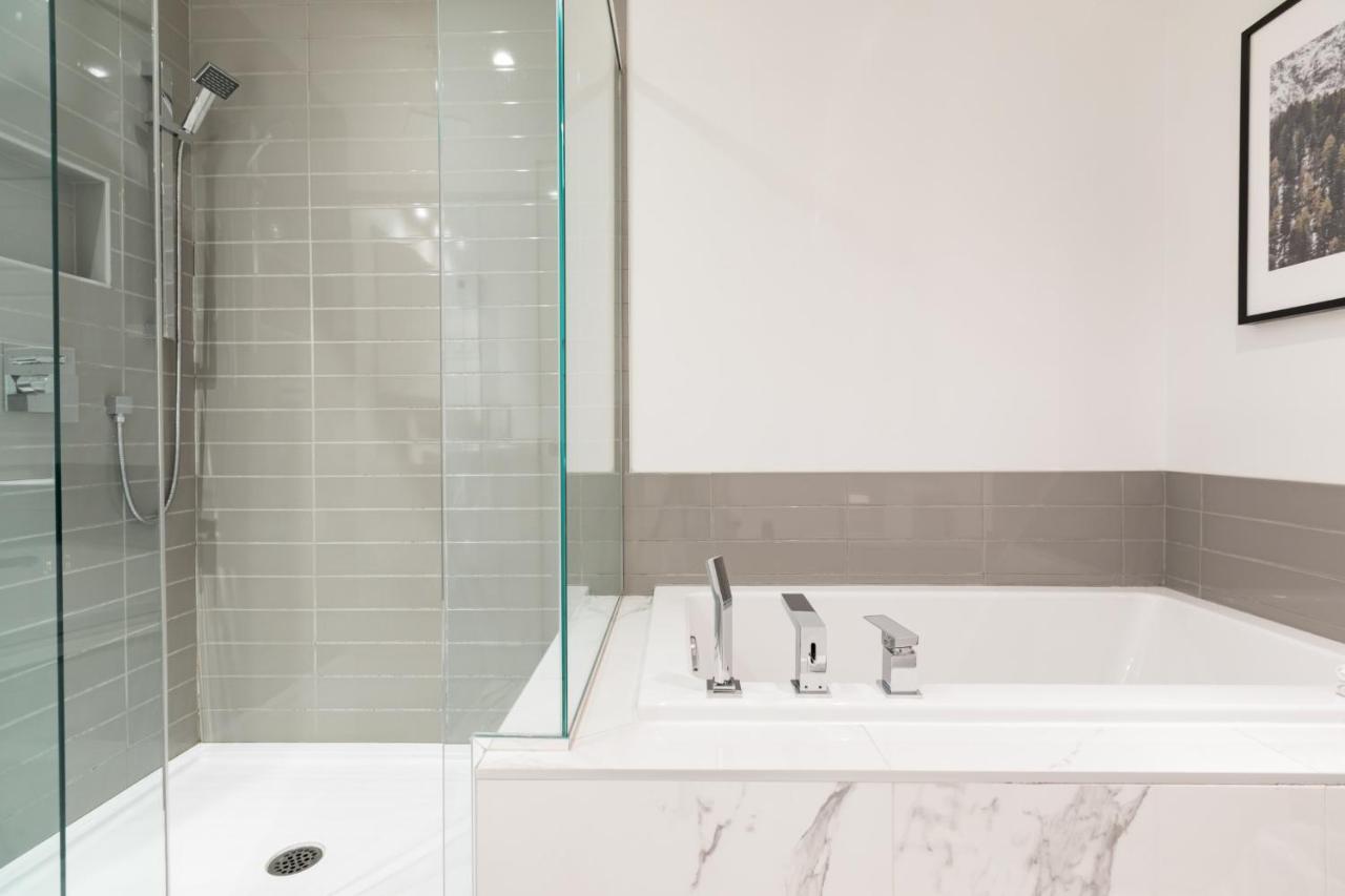 Sleek Condo In The Heart Of Little Italy By Den Stays Монреал Стая снимка