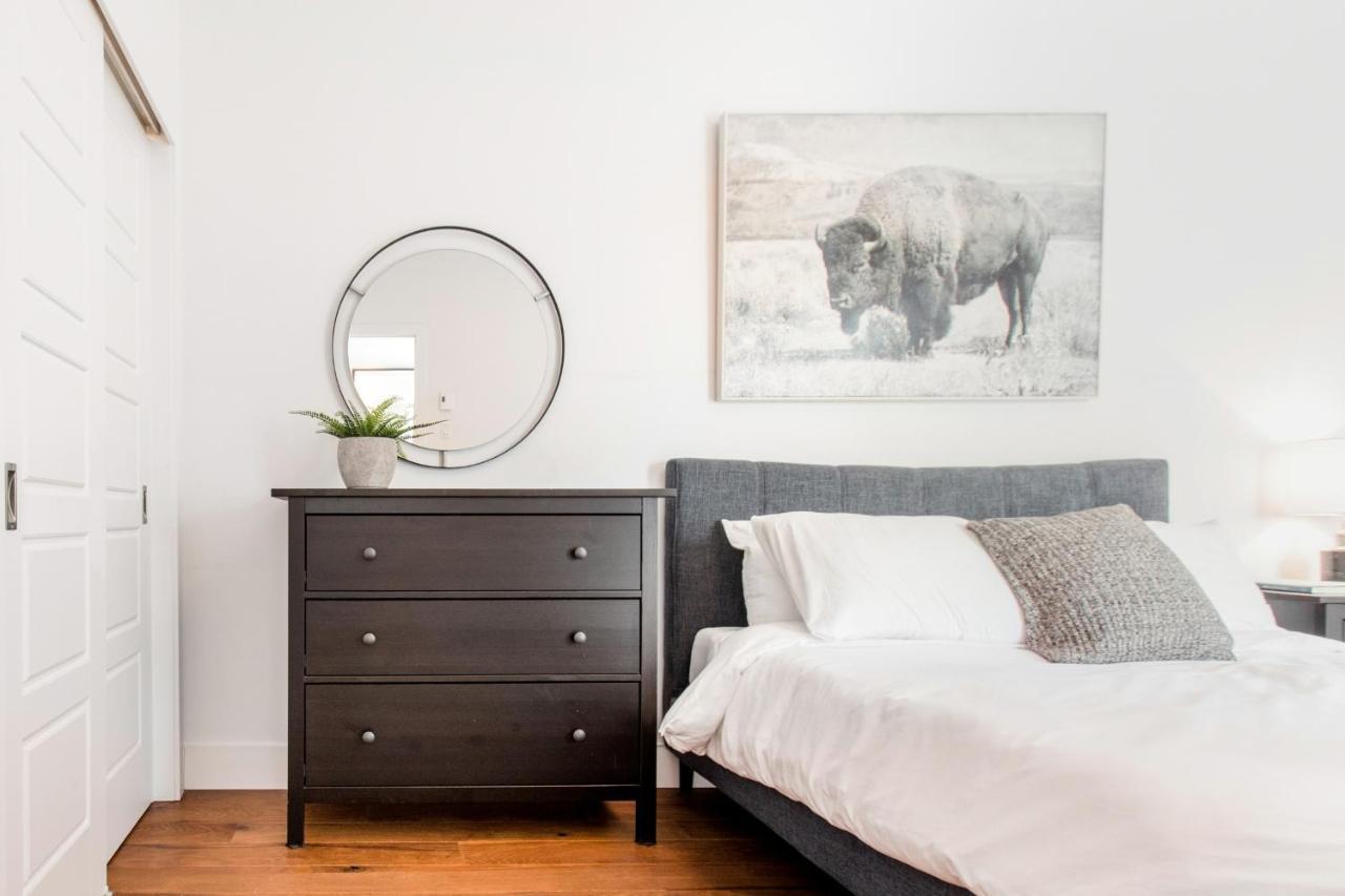 Sleek Condo In The Heart Of Little Italy By Den Stays Монреал Стая снимка