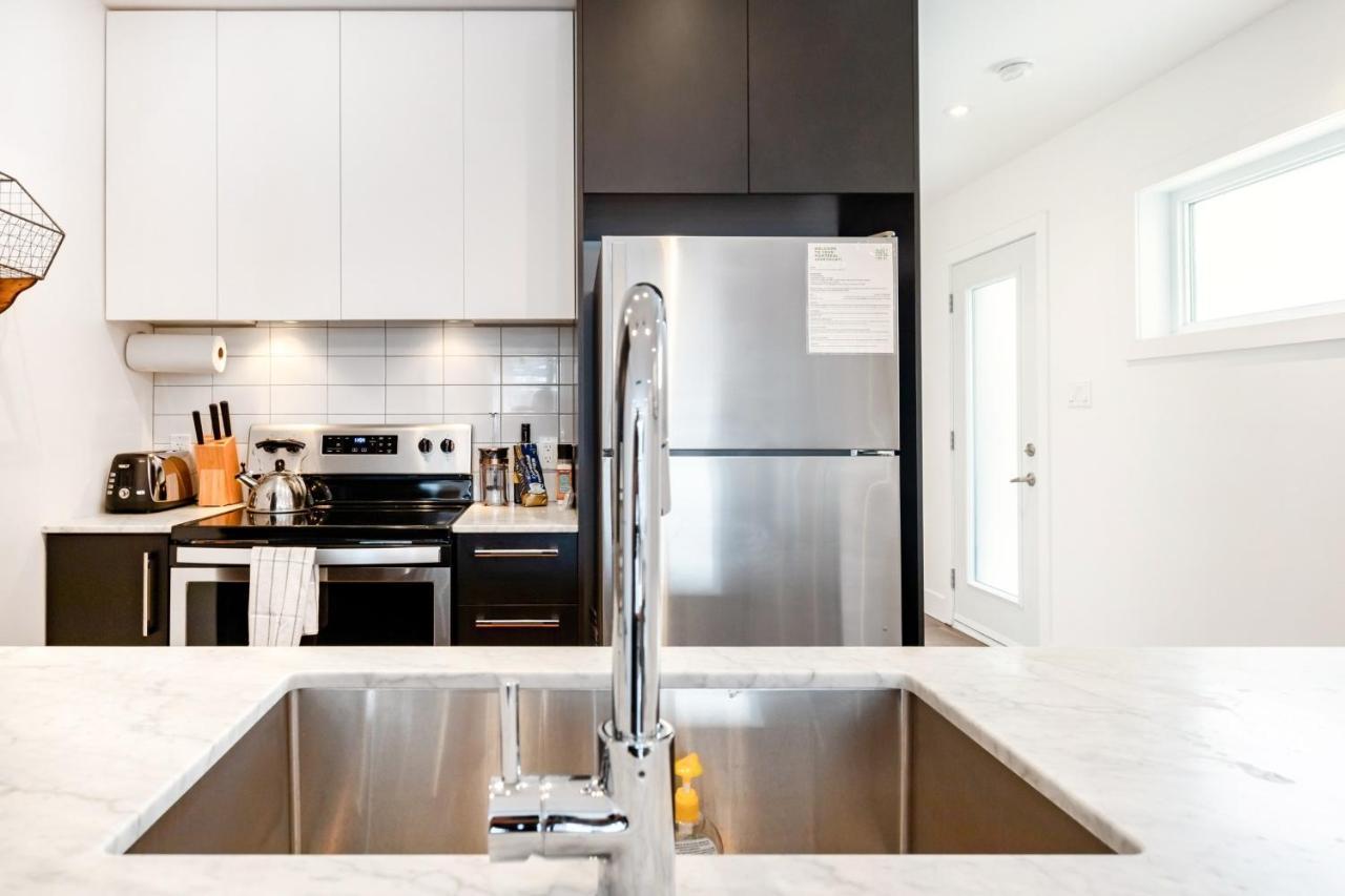 Sleek Condo In The Heart Of Little Italy By Den Stays Монреал Стая снимка