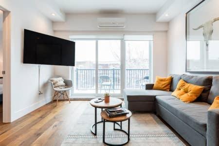 Sleek Condo In The Heart Of Little Italy By Den Stays Монреал Стая снимка