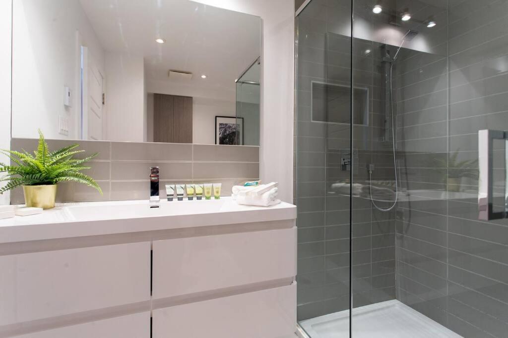Sleek Condo In The Heart Of Little Italy By Den Stays Монреал Екстериор снимка