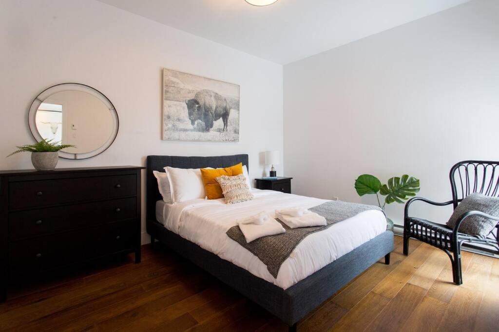 Sleek Condo In The Heart Of Little Italy By Den Stays Монреал Екстериор снимка