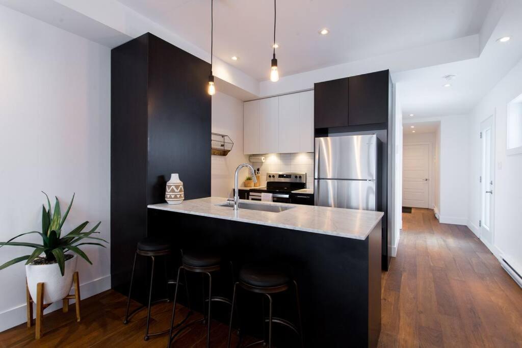 Sleek Condo In The Heart Of Little Italy By Den Stays Монреал Екстериор снимка