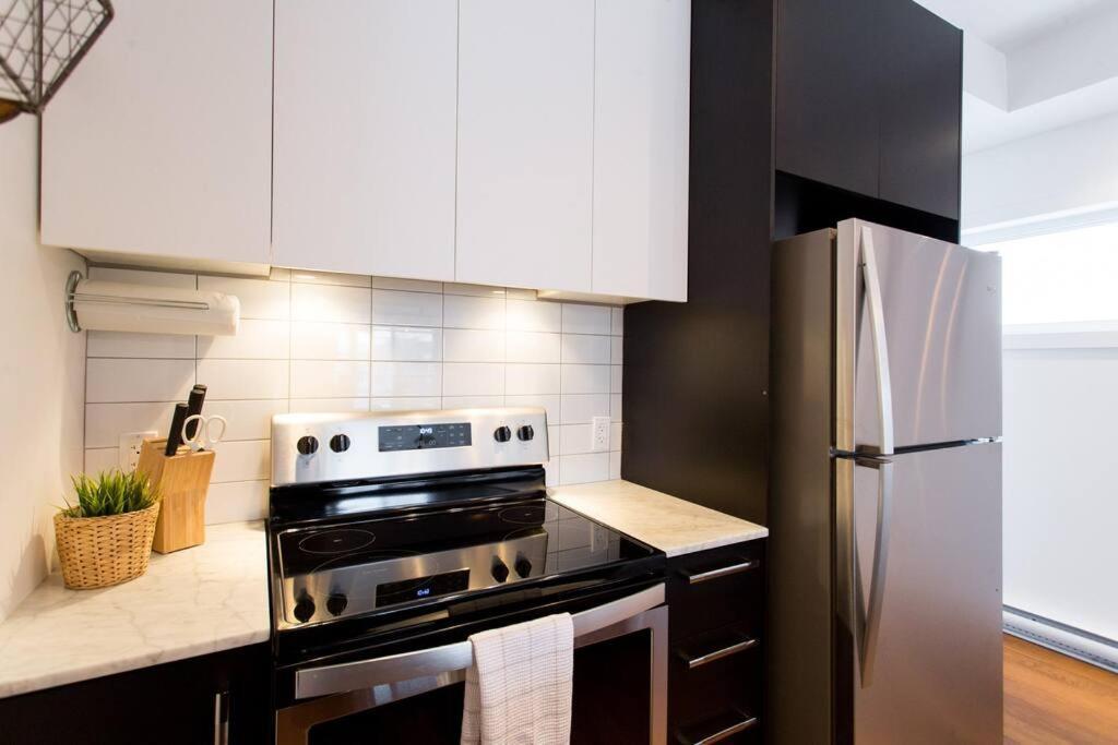 Sleek Condo In The Heart Of Little Italy By Den Stays Монреал Екстериор снимка
