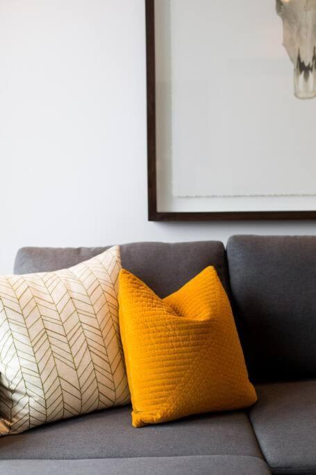 Sleek Condo In The Heart Of Little Italy By Den Stays Монреал Екстериор снимка
