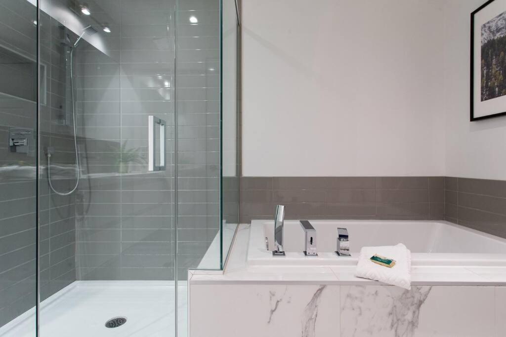 Sleek Condo In The Heart Of Little Italy By Den Stays Монреал Екстериор снимка
