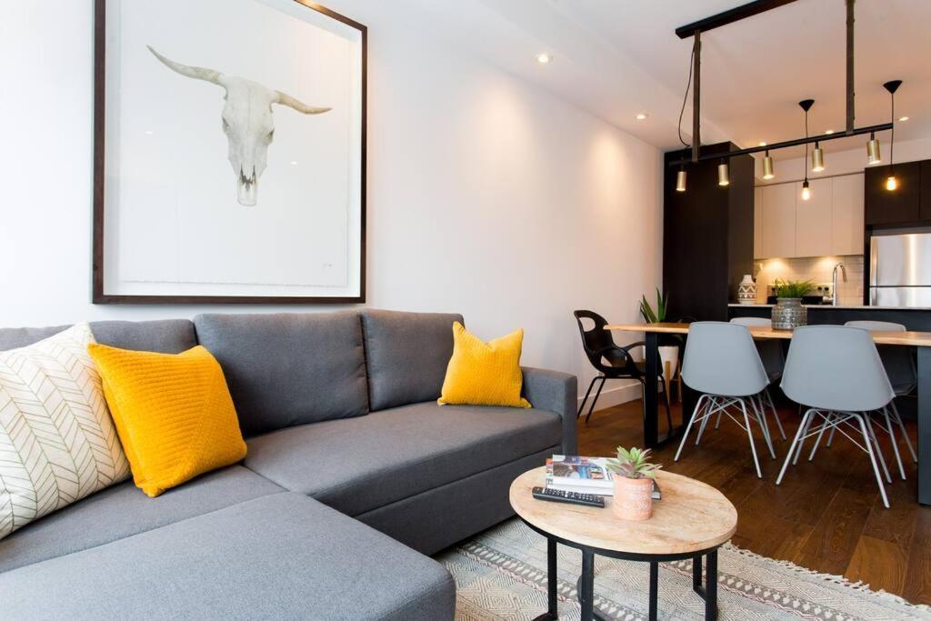 Sleek Condo In The Heart Of Little Italy By Den Stays Монреал Екстериор снимка