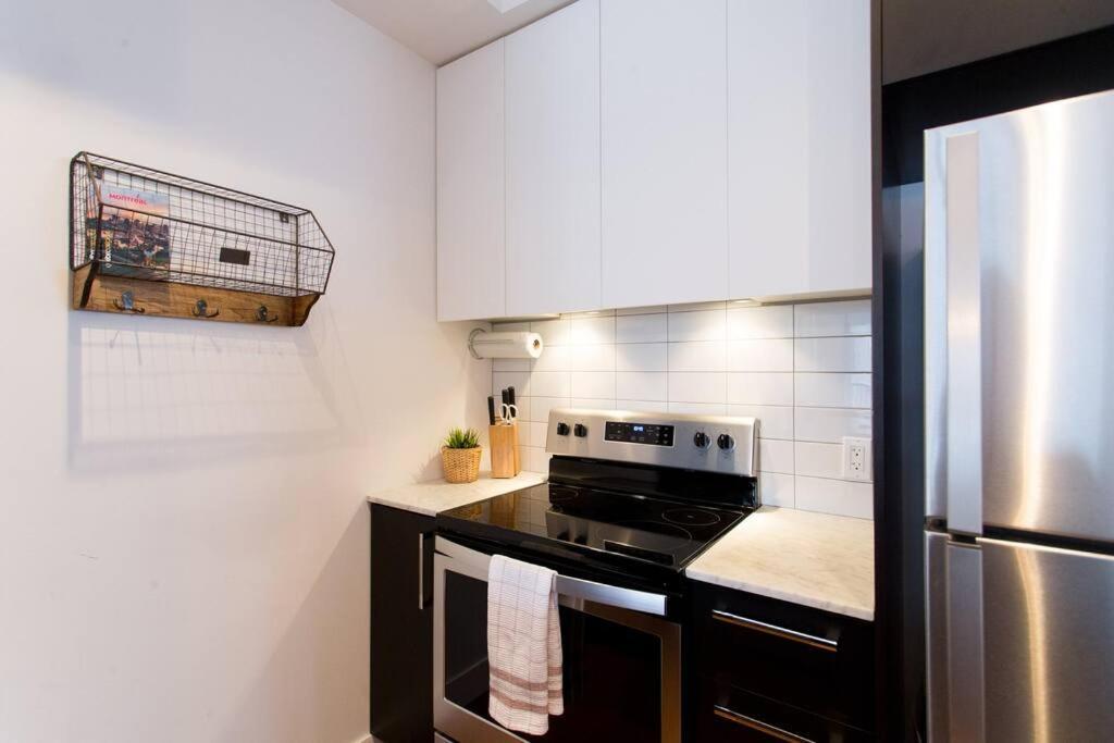 Sleek Condo In The Heart Of Little Italy By Den Stays Монреал Екстериор снимка