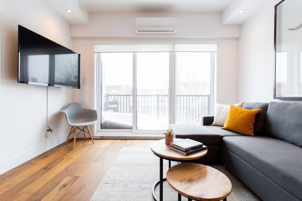 Sleek Condo In The Heart Of Little Italy By Den Stays Монреал Екстериор снимка