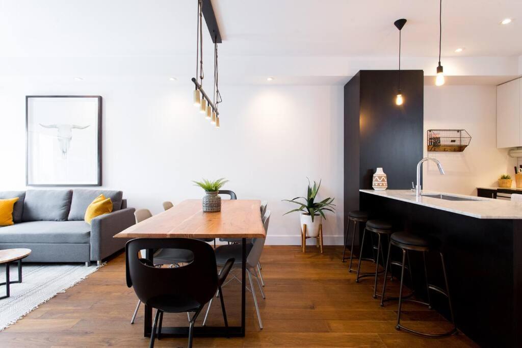 Sleek Condo In The Heart Of Little Italy By Den Stays Монреал Екстериор снимка