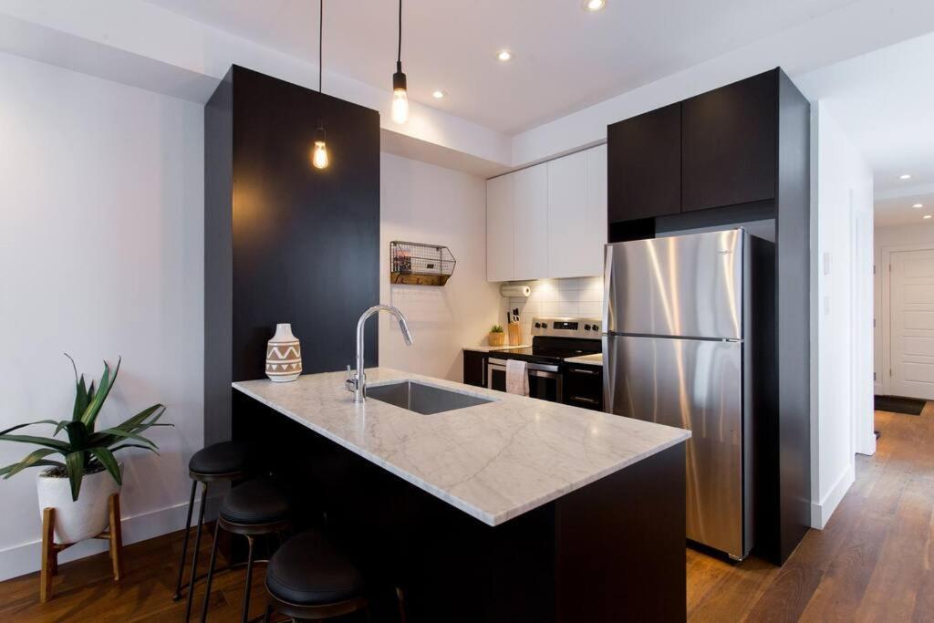 Sleek Condo In The Heart Of Little Italy By Den Stays Монреал Екстериор снимка