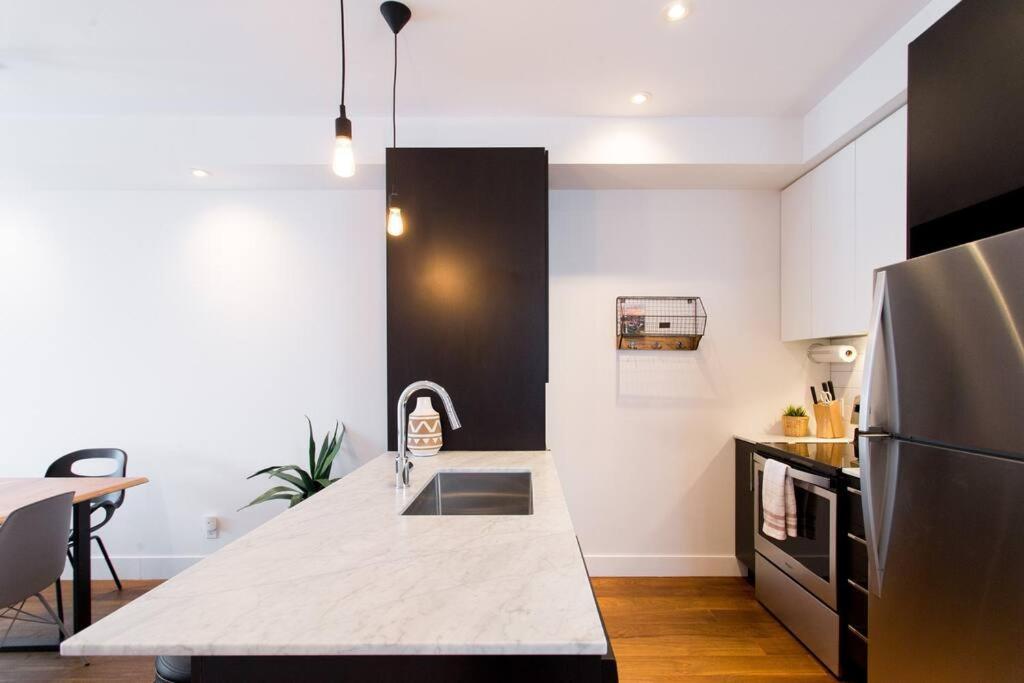 Sleek Condo In The Heart Of Little Italy By Den Stays Монреал Екстериор снимка