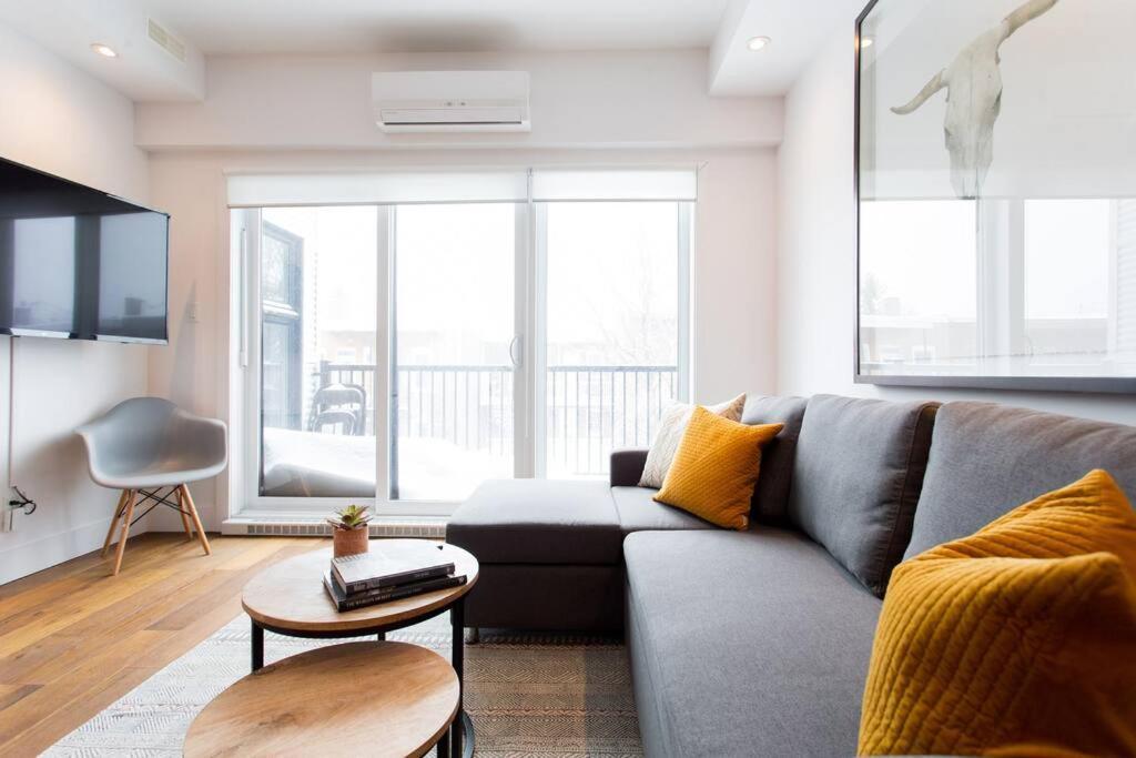 Sleek Condo In The Heart Of Little Italy By Den Stays Монреал Екстериор снимка