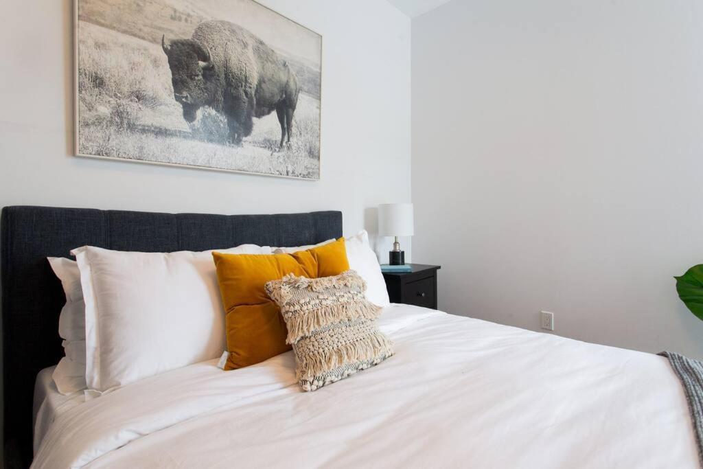 Sleek Condo In The Heart Of Little Italy By Den Stays Монреал Екстериор снимка