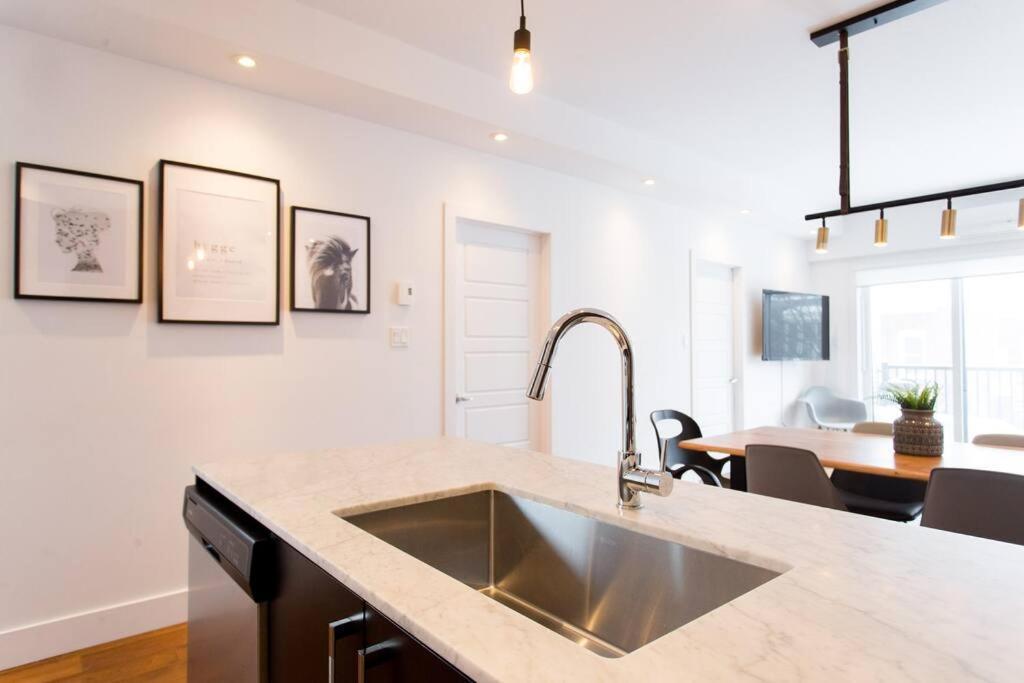 Sleek Condo In The Heart Of Little Italy By Den Stays Монреал Екстериор снимка