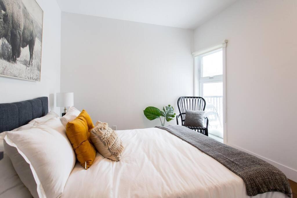 Sleek Condo In The Heart Of Little Italy By Den Stays Монреал Екстериор снимка